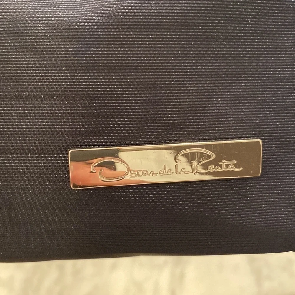 New No tag Oscar De La Renta small cosmetic case navy blue with pink ribbon